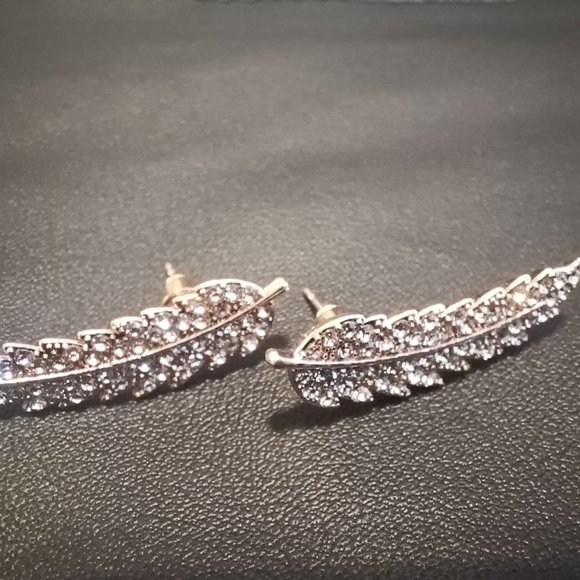 ⭐NWT Rose Gold Leaf Vine Diamond Studs - Picture 2 of 5